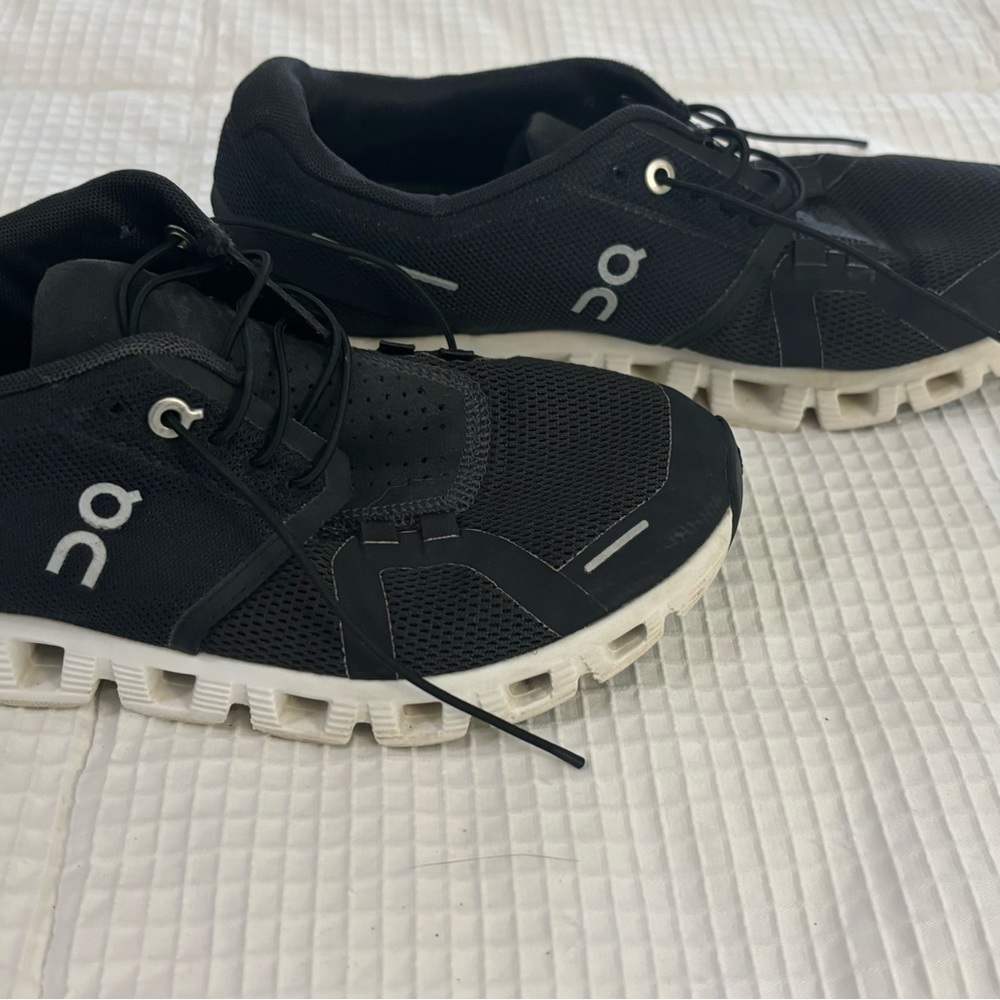 OnCloud women’s black athletic shoes